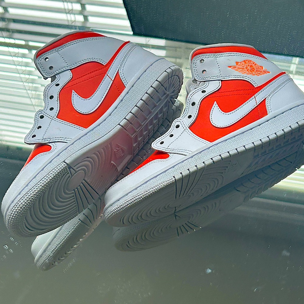 Wmns Air Jordan 1 Mid SE 'Bright Citrus'